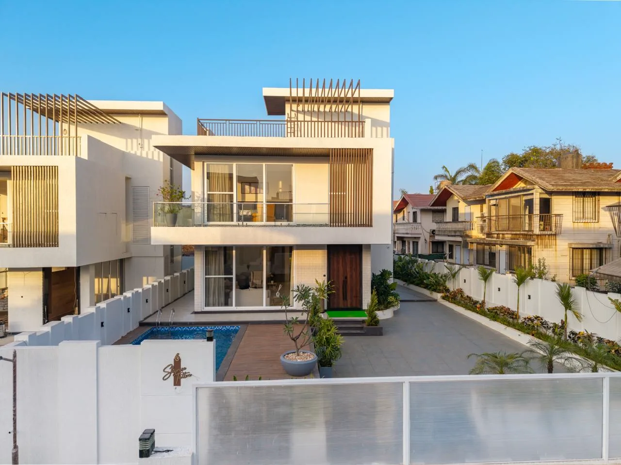 Contemporary white volumes